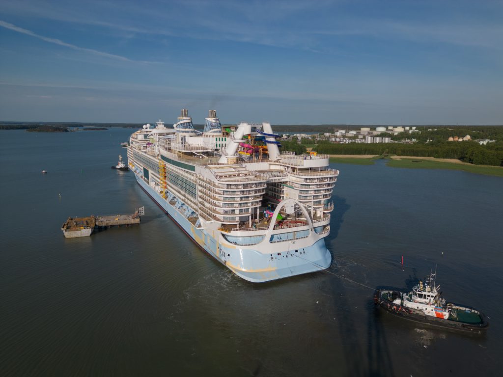 Do you trust this ship? Royal Caribbean's Icon Of The Seas will be the  largest cruise ship in the world when it sails January 2024. Holds 10,000  people (7,600 passengers, 2400 crew