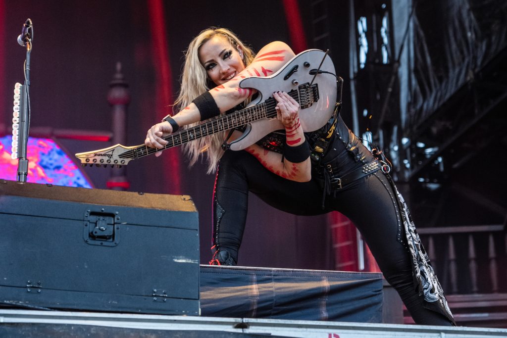 NITA STRAUSS Performs At LOS ANGELES RAMS Game: Video Recap 