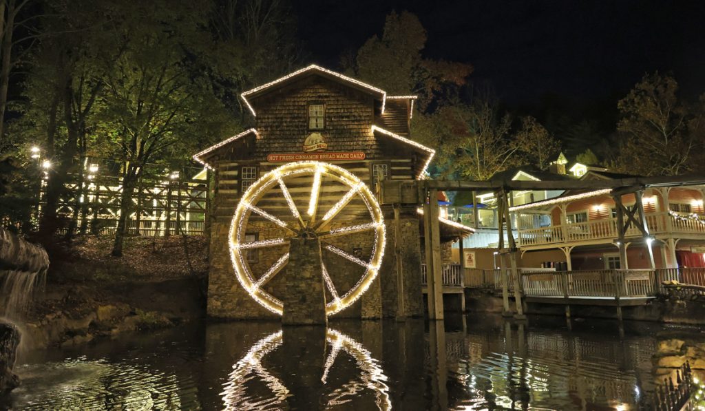 Dollywood Welcomes Guests To Smoky Mountain Christmas