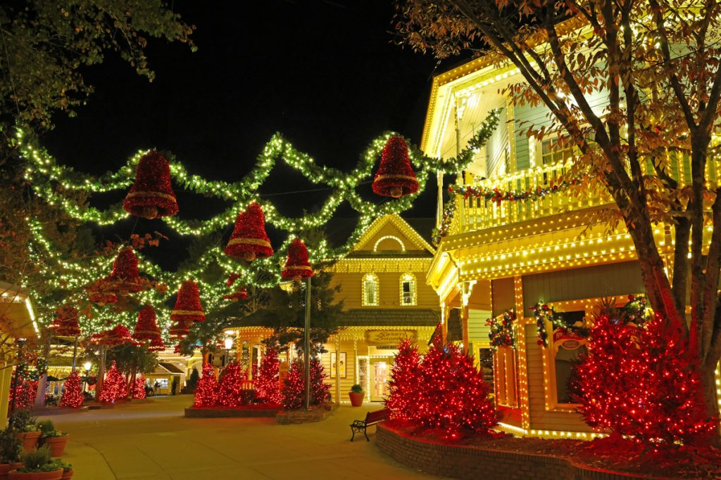 Dollywood Welcomes Guests To Smoky Mountain Christmas