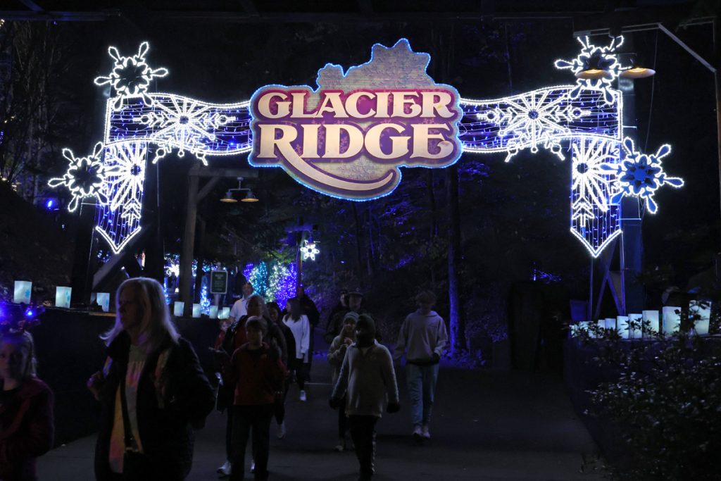 Dollywood Welcomes Guests To Smoky Mountain Christmas