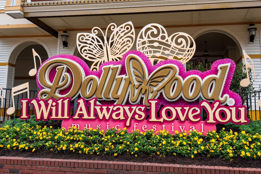 Dolly Parton Welcomes Season Pass Holders To Dollywood 